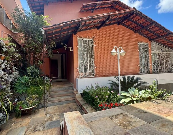 CASA REFORMADA À VENDA NO MANGABEIRAS – 340 M², 4 QUARTOS E ESPAÇO GOURMET COM SPA.