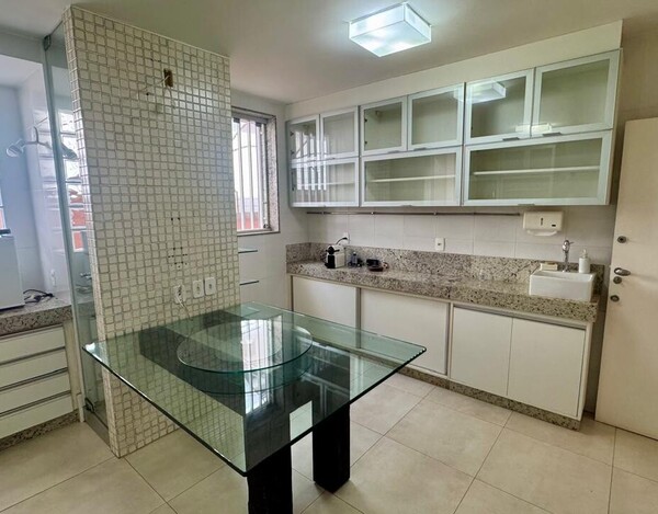 CASA REFORMADA À VENDA NO MANGABEIRAS – 340 M², 4 QUARTOS E ESPAÇO GOURMET COM SPA.