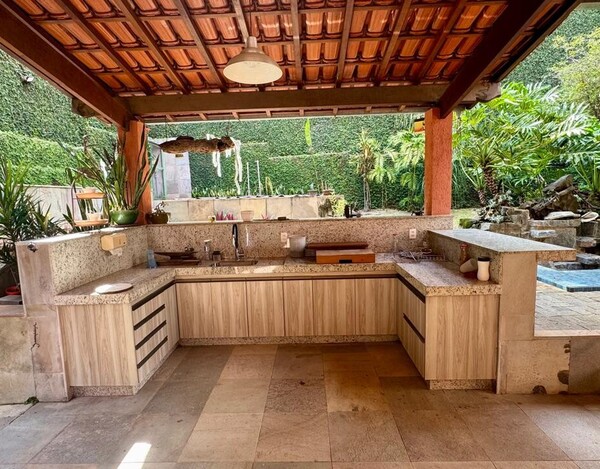 CASA REFORMADA À VENDA NO MANGABEIRAS – 340 M², 4 QUARTOS E ESPAÇO GOURMET COM SPA.