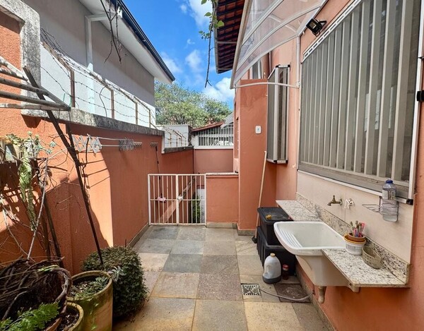 CASA REFORMADA À VENDA NO MANGABEIRAS – 340 M², 4 QUARTOS E ESPAÇO GOURMET COM SPA.