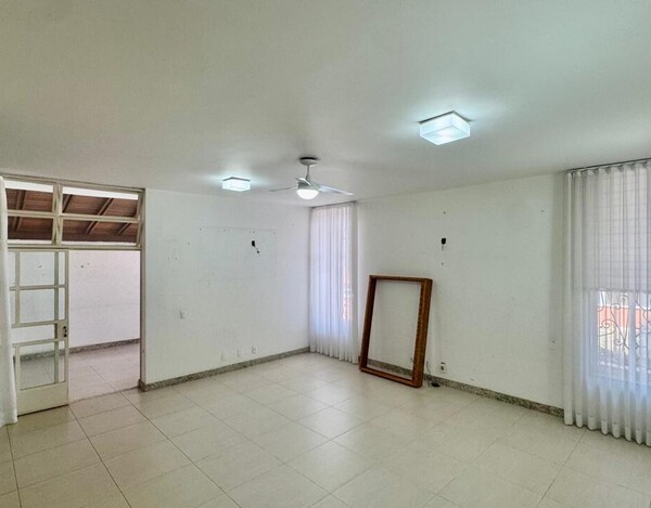 CASA REFORMADA À VENDA NO MANGABEIRAS – 340 M², 4 QUARTOS E ESPAÇO GOURMET COM SPA.