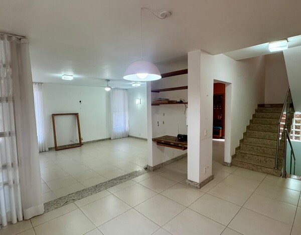 CASA REFORMADA À VENDA NO MANGABEIRAS – 340 M², 4 QUARTOS E ESPAÇO GOURMET COM SPA.
