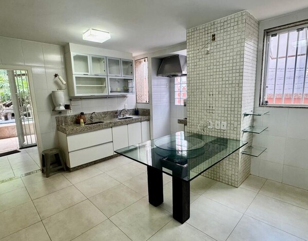 CASA REFORMADA À VENDA NO MANGABEIRAS – 340 M², 4 QUARTOS E ESPAÇO GOURMET COM SPA.