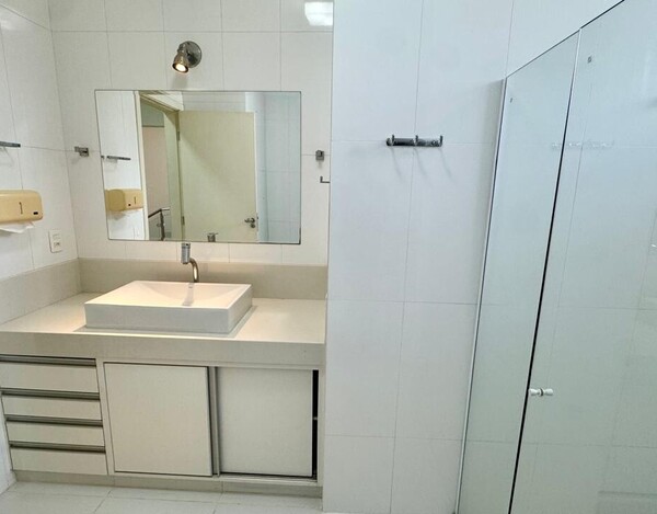 CASA REFORMADA À VENDA NO MANGABEIRAS – 340 M², 4 QUARTOS E ESPAÇO GOURMET COM SPA.