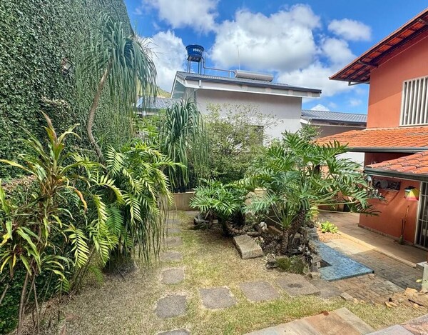 CASA REFORMADA À VENDA NO MANGABEIRAS – 340 M², 4 QUARTOS E ESPAÇO GOURMET COM SPA.