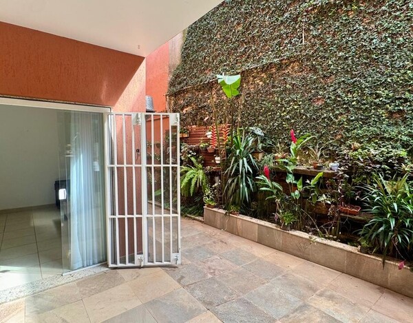 CASA REFORMADA À VENDA NO MANGABEIRAS – 340 M², 4 QUARTOS E ESPAÇO GOURMET COM SPA.