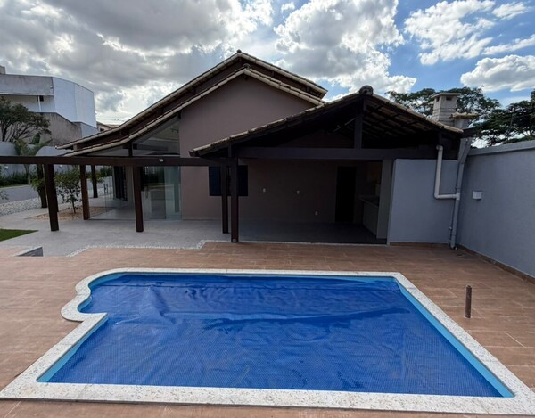 CASA À VENDA NO BAIRRO TREVO – 3 SUÍTES, ENERGIA SOLAR E ÁREA DE LAZER COMPLETA.