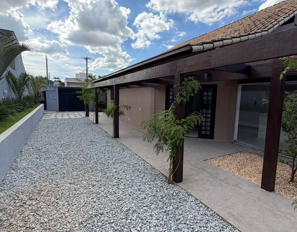 CASA À VENDA NO BAIRRO TREVO – 3 SUÍTES, ENERGIA SOLAR E ÁREA DE LAZER COMPLETA.