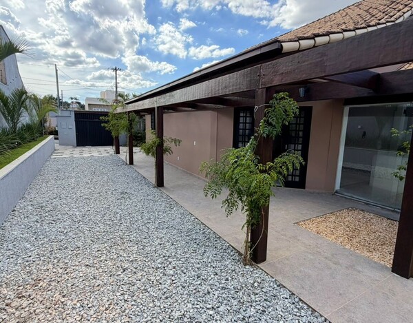 CASA À VENDA NO BAIRRO TREVO – 3 SUÍTES, ENERGIA SOLAR E ÁREA DE LAZER COMPLETA.