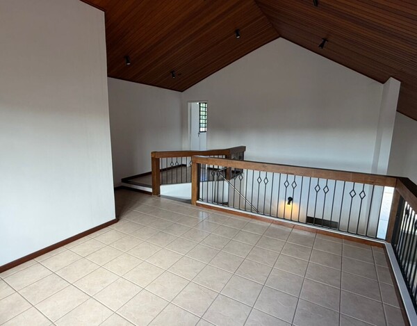 CASA À VENDA NO BAIRRO TREVO – 3 SUÍTES, ENERGIA SOLAR E ÁREA DE LAZER COMPLETA.