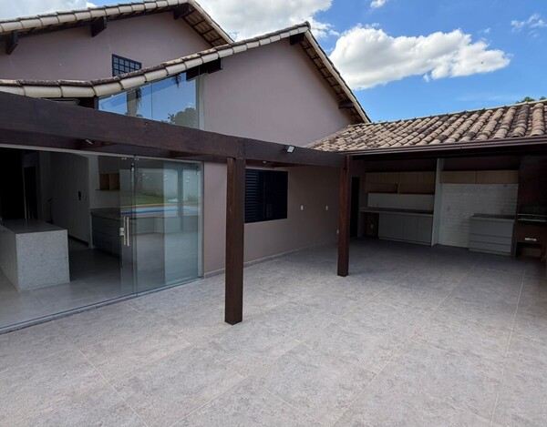 CASA À VENDA NO BAIRRO TREVO – 3 SUÍTES, ENERGIA SOLAR E ÁREA DE LAZER COMPLETA.