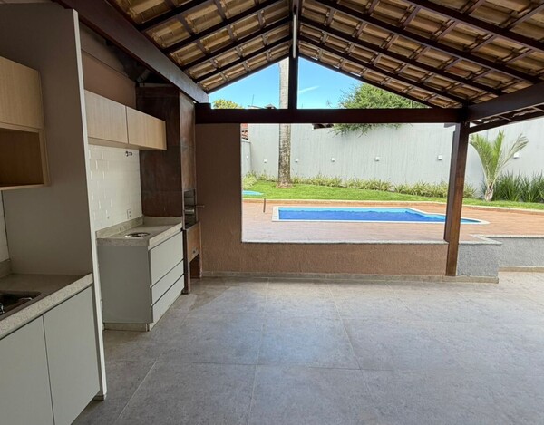 CASA À VENDA NO BAIRRO TREVO – 3 SUÍTES, ENERGIA SOLAR E ÁREA DE LAZER COMPLETA.