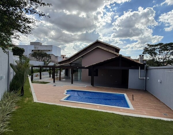 CASA À VENDA NO BAIRRO TREVO – 3 SUÍTES, ENERGIA SOLAR E ÁREA DE LAZER COMPLETA.