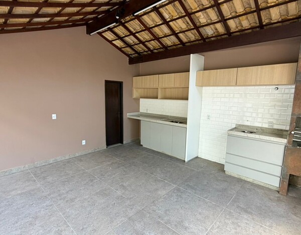 CASA À VENDA NO BAIRRO TREVO – 3 SUÍTES, ENERGIA SOLAR E ÁREA DE LAZER COMPLETA.