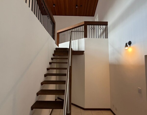 CASA À VENDA NO BAIRRO TREVO – 3 SUÍTES, ENERGIA SOLAR E ÁREA DE LAZER COMPLETA.