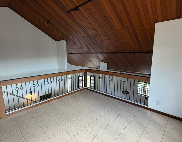 CASA À VENDA NO BAIRRO TREVO – 3 SUÍTES, ENERGIA SOLAR E ÁREA DE LAZER COMPLETA.