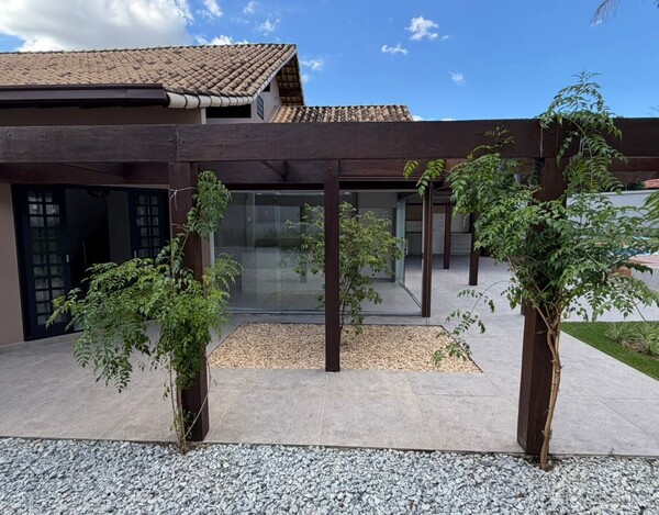 CASA À VENDA NO BAIRRO TREVO – 3 SUÍTES, ENERGIA SOLAR E ÁREA DE LAZER COMPLETA.