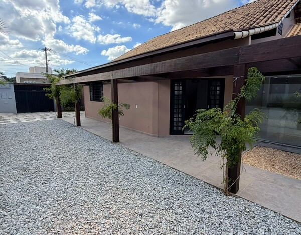 CASA À VENDA NO BAIRRO TREVO – 3 SUÍTES, ENERGIA SOLAR E ÁREA DE LAZER COMPLETA.