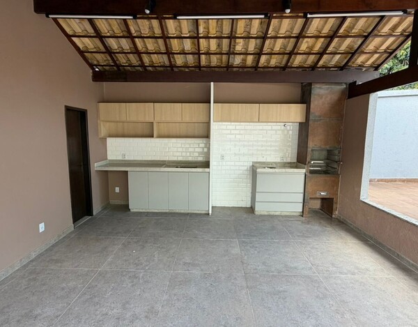 CASA À VENDA NO BAIRRO TREVO – 3 SUÍTES, ENERGIA SOLAR E ÁREA DE LAZER COMPLETA.