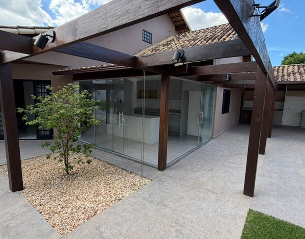 CASA À VENDA NO BAIRRO TREVO – 3 SUÍTES, ENERGIA SOLAR E ÁREA DE LAZER COMPLETA.