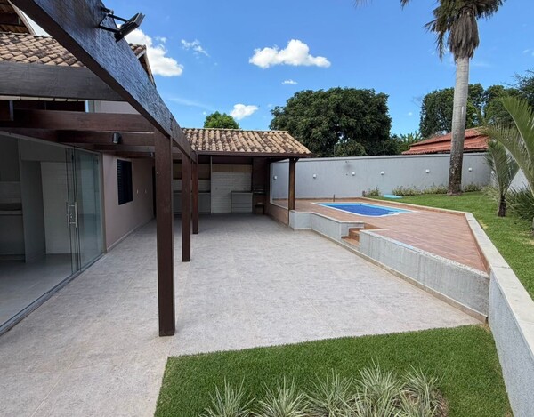 CASA À VENDA NO BAIRRO TREVO – 3 SUÍTES, ENERGIA SOLAR E ÁREA DE LAZER COMPLETA.