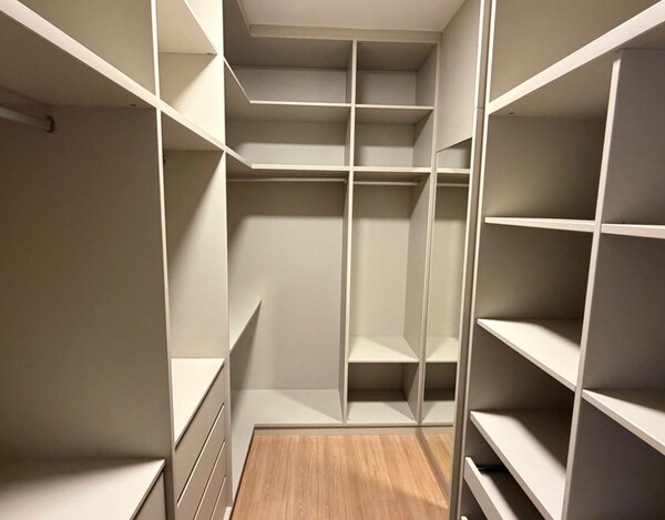 CASA À VENDA NO BAIRRO TREVO – 3 SUÍTES, ENERGIA SOLAR E ÁREA DE LAZER COMPLETA.