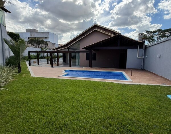 CASA À VENDA NO BAIRRO TREVO – 3 SUÍTES, ENERGIA SOLAR E ÁREA DE LAZER COMPLETA.