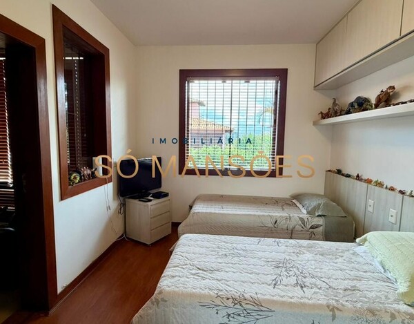 CASA DE 331m² MOBILIADA À VENDA NO BELVEDERE.