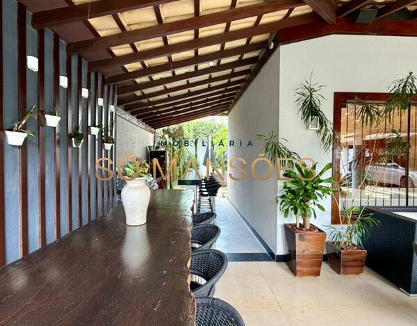 CASA DE 331m² MOBILIADA À VENDA NO BELVEDERE.