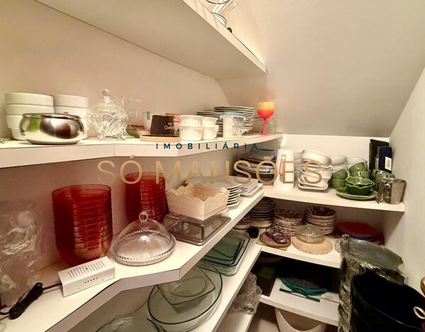 CASA DE 331m² MOBILIADA À VENDA NO BELVEDERE.