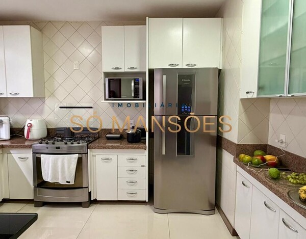 CASA DE 331m² MOBILIADA À VENDA NO BELVEDERE.