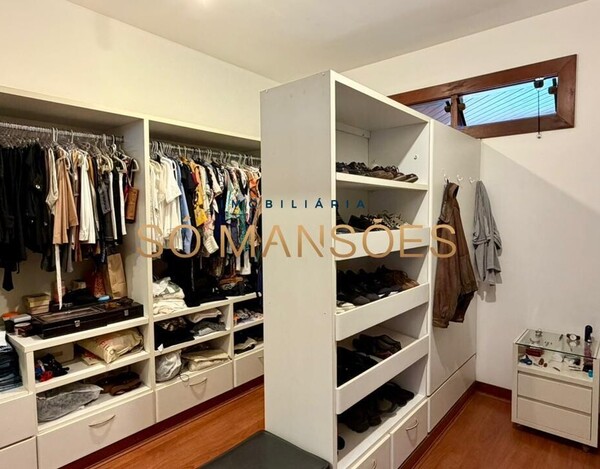 CASA DE 331m² MOBILIADA À VENDA NO BELVEDERE.