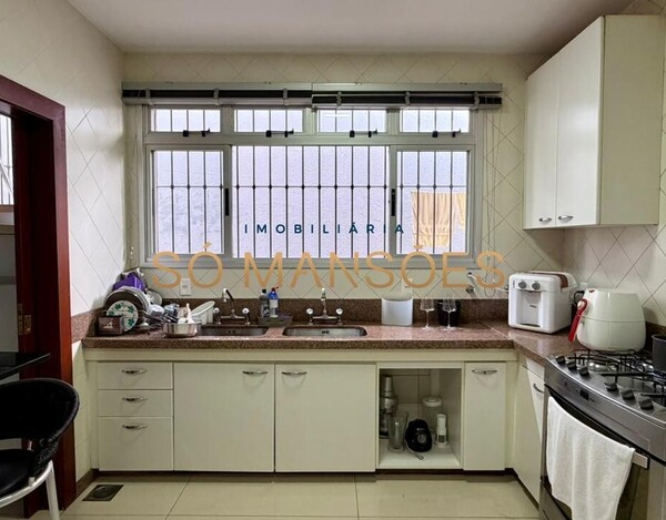 CASA DE 331m² MOBILIADA À VENDA NO BELVEDERE.