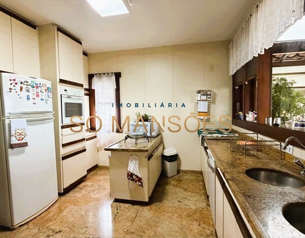 CASA DE 477M² EM LOTE DE ESQUINA À VENDA NO BELVEDERE (BH) – USO RESIDENCIAL OU COMERCIAL.