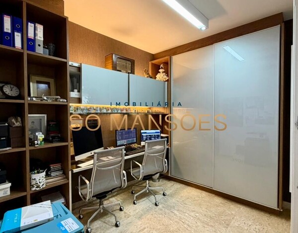 CASA DE 375M² À VENDA NO BELVEDERE.