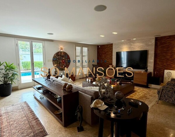 CASA DE 375M² À VENDA NO BELVEDERE.