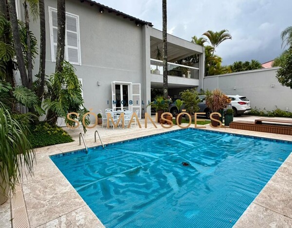 CASA DE 375M² À VENDA NO BELVEDERE.