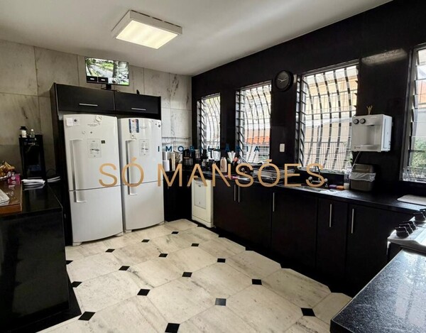 CASA DE 375M² À VENDA NO BELVEDERE.