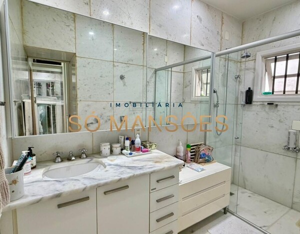 CASA DE 375M² À VENDA NO BELVEDERE.