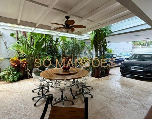 CASA DE 375M² À VENDA NO BELVEDERE.