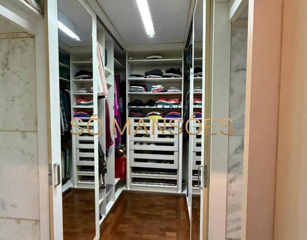 CASA DE 375M² À VENDA NO BELVEDERE.