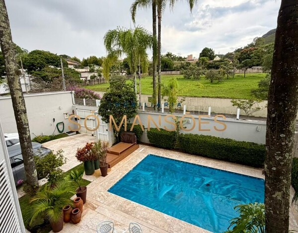 CASA DE 375M² À VENDA NO BELVEDERE.