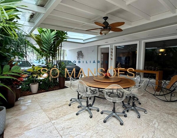 CASA DE 375M² À VENDA NO BELVEDERE.