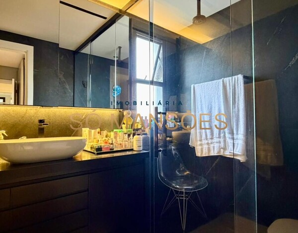 APARTAMENTO REFORMADO COM MEZANINO E PÉ-DIREITO DUPLO NO VILA DA SERRA.