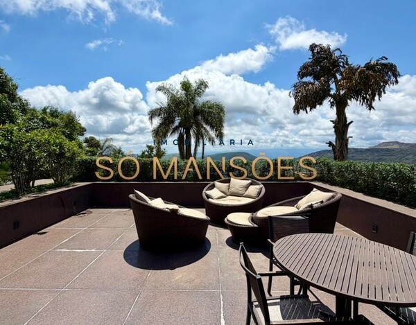 CASA À VENDA NO CONDOMÍNIO MORRO DO CHAPÉU – APROX. 600M² CONSTRUÍDOS E 82M² DE HABITE-SE.