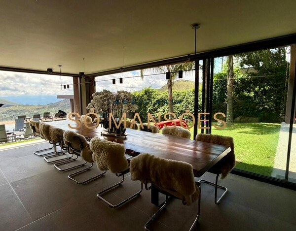 CASA À VENDA NO CONDOMÍNIO MORRO DO CHAPÉU – APROX. 600M² CONSTRUÍDOS E 82M² DE HABITE-SE.