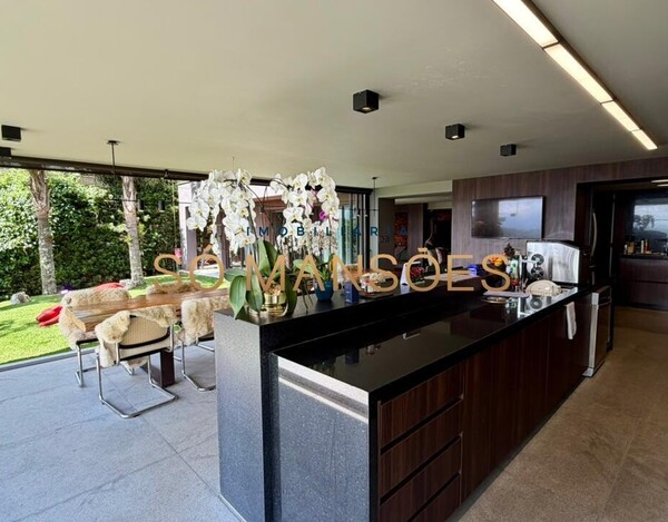 CASA À VENDA NO CONDOMÍNIO MORRO DO CHAPÉU – APROX. 600M² CONSTRUÍDOS E 82M² DE HABITE-SE.