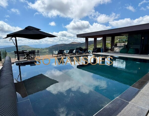 CASA À VENDA NO CONDOMÍNIO MORRO DO CHAPÉU – APROX. 600M² CONSTRUÍDOS E 82M² DE HABITE-SE.