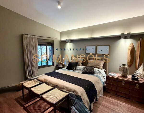 CASA À VENDA NO CONDOMÍNIO MORRO DO CHAPÉU – APROX. 600M² CONSTRUÍDOS E 82M² DE HABITE-SE.