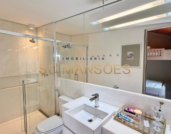 CASA À VENDA NO CONDOMÍNIO MORRO DO CHAPÉU – APROX. 600M² CONSTRUÍDOS E 82M² DE HABITE-SE.